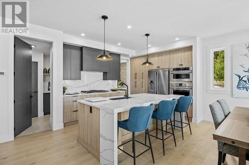 520 Clifton Lane, Kelowna, BC - Indoor Photo Showing Kitchen With Upgraded Kitchen