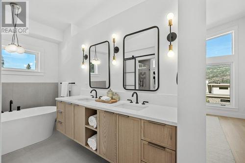 520 Clifton Lane, Kelowna, BC - Indoor Photo Showing Bathroom