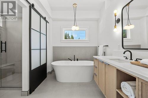 520 Clifton Lane, Kelowna, BC - Indoor Photo Showing Bathroom