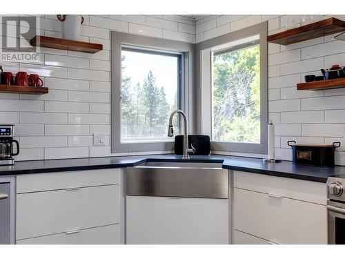 2910 Sandberg Road, West Kelowna, BC - Indoor Photo Showing Kitchen