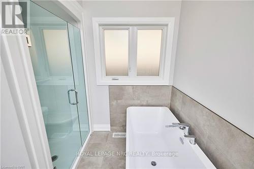 5 Kensington Street, Welland, ON - Indoor Photo Showing Bathroom