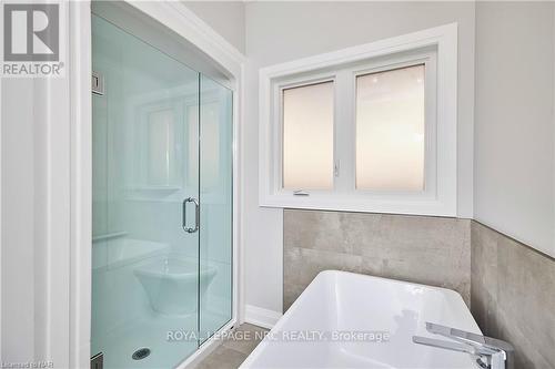 5 Kensington Street, Welland, ON - Indoor Photo Showing Bathroom