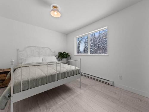 5048 Heffley Louis Cr Rd, Kamloops, BC - Indoor Photo Showing Bedroom