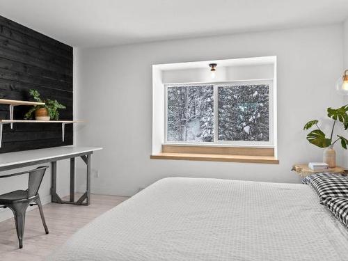 5048 Heffley Louis Cr Rd, Kamloops, BC - Indoor Photo Showing Bedroom
