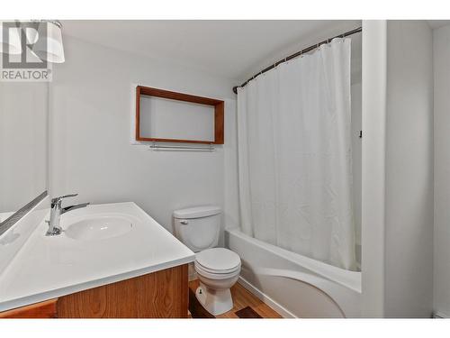 424 Nelson Avenue, Penticton, BC - Indoor Photo Showing Bathroom