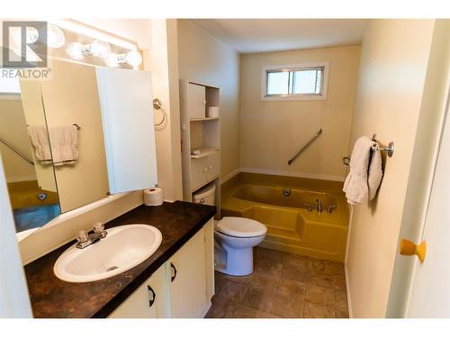 1657 Illinisky Road, Revelstoke, BC - Indoor Photo Showing Bathroom