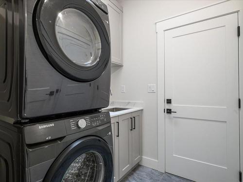 225 Dunbar Way, Parksville, BC - Indoor Photo Showing Laundry Room