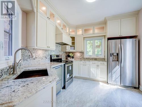 45 Henricks Cres, Richmond Hill, ON - Indoor Photo Showing Kitchen With Upgraded Kitchen