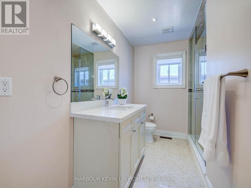 45 Henricks Cres, Richmond Hill, ON - Indoor Photo Showing Bathroom