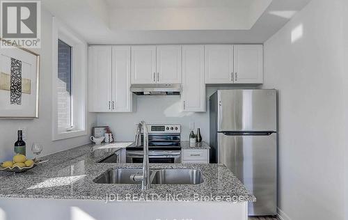 #110 -370 Red Maple Rd, Richmond Hill, ON - Indoor Photo Showing Kitchen With Double Sink With Upgraded Kitchen