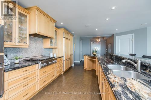 Ph10 - 1055 Southdown Road W, Mississauga, ON - Indoor Photo Showing Kitchen With Double Sink With Upgraded Kitchen