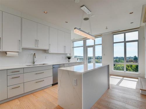 Phs1202-737 Humboldt St, Victoria, BC - Indoor Photo Showing Kitchen With Upgraded Kitchen