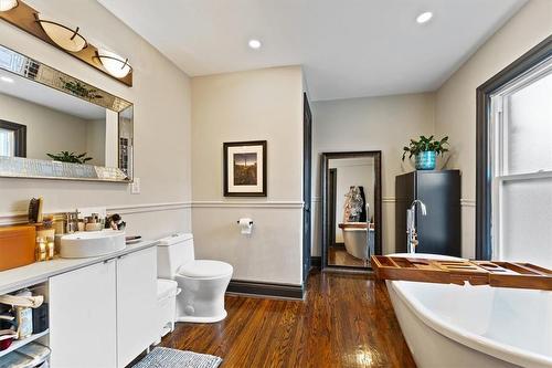 105 Grant Avenue, Hamilton, ON - Indoor Photo Showing Bathroom