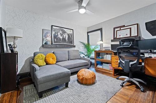 105 Grant Avenue, Hamilton, ON - Indoor Photo Showing Living Room