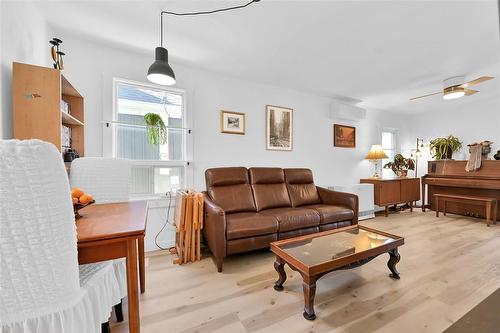 64 Argyle Avenue, Hamilton, ON - Indoor Photo Showing Living Room