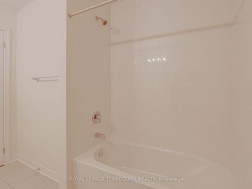 3915 Koenig Rd, Burlington, ON - Indoor Photo Showing Bathroom