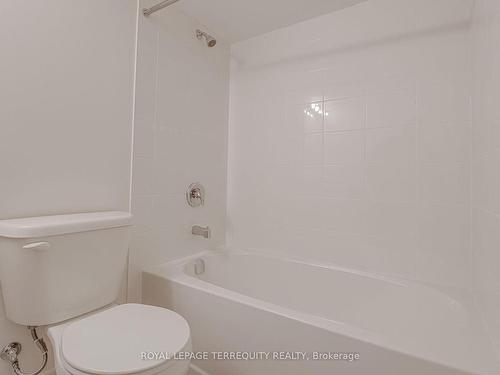 3915 Koenig Rd, Burlington, ON - Indoor Photo Showing Bathroom