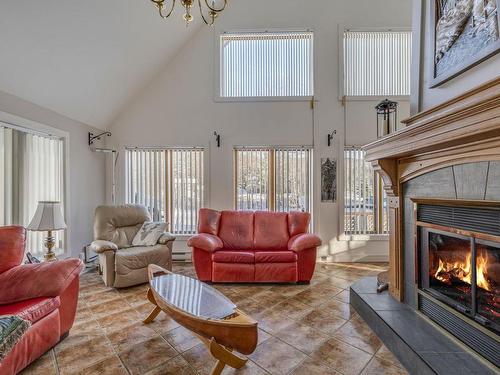 Salon - 492 Ch. Du Hibou, Stoneham-Et-Tewkesbury, QC - Indoor Photo Showing Living Room With Fireplace