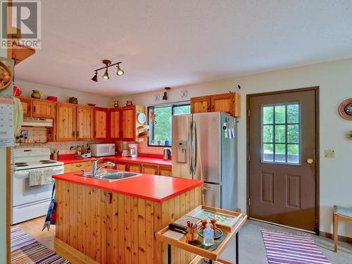 4862 Pierreroy Crescent, 108 Mile Ranch, BC - Indoor Photo Showing Kitchen