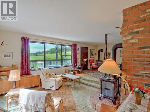 4862 Pierreroy Crescent, 108 Mile Ranch, BC - Indoor Photo Showing Living Room