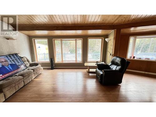3024 Keldon Road, Lac La Hache, BC - Indoor Photo Showing Living Room