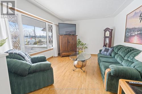 425 Wellington St E, Wellington North, ON - Indoor Photo Showing Living Room