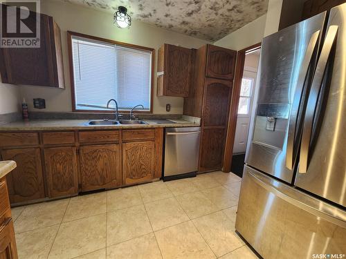 575 13Th Street, Weyburn, SK - Indoor Photo Showing Kitchen With Double Sink