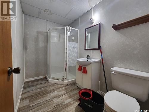 575 13Th Street, Weyburn, SK - Indoor Photo Showing Bathroom