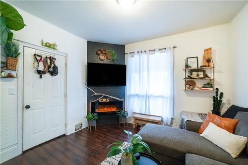 170 Emerald Street S, Hamilton, ON - Indoor Photo Showing Living Room