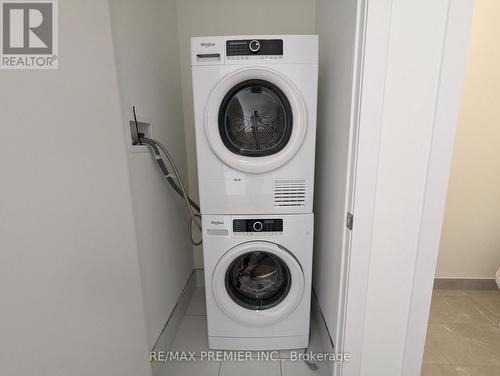#403 -11 Steckley House Lane, Richmond Hill, ON - Indoor Photo Showing Laundry Room