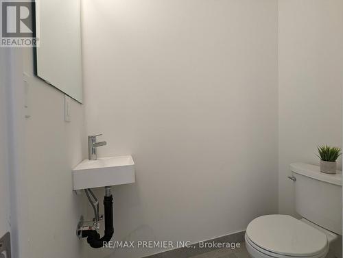 #403 -11 Steckley House Lane, Richmond Hill, ON - Indoor Photo Showing Bathroom