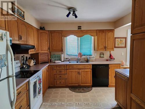 31 Harbourview Cres, Prince Edward County, ON - Indoor Photo Showing Kitchen With Double Sink