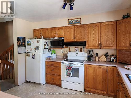 31 Harbourview Cres, Prince Edward County, ON - Indoor Photo Showing Kitchen