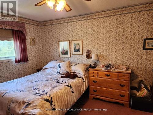 31 Harbourview Cres, Prince Edward County, ON - Indoor Photo Showing Bedroom