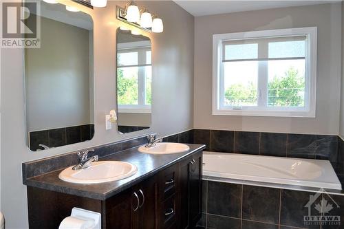 172 Flat Sedge Crescent, Ottawa, ON - Indoor Photo Showing Bathroom