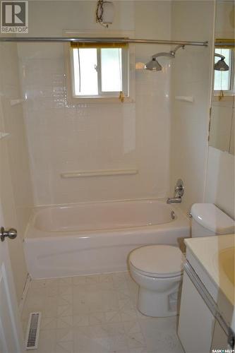 207 3Rd Avenue W, Kindersley, SK - Indoor Photo Showing Bathroom