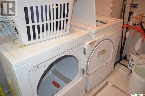 207 3Rd Avenue W, Kindersley, SK - Indoor Photo Showing Laundry Room