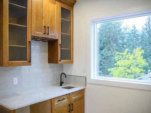 135 Bray Rd, Nanaimo, BC - Indoor Photo Showing Kitchen