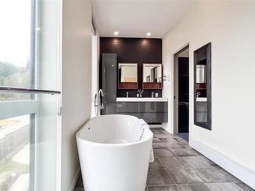 9450 Marble Bay Rd, Lake Cowichan, BC - Indoor Photo Showing Bathroom