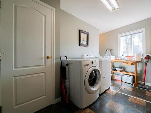 1300 Seaview Pl, Nanaimo, BC - Indoor Photo Showing Laundry Room