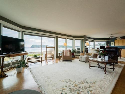 1300 Seaview Pl, Nanaimo, BC - Indoor Photo Showing Living Room