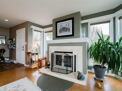 1300 Seaview Pl, Nanaimo, BC - Indoor Photo Showing Living Room With Fireplace