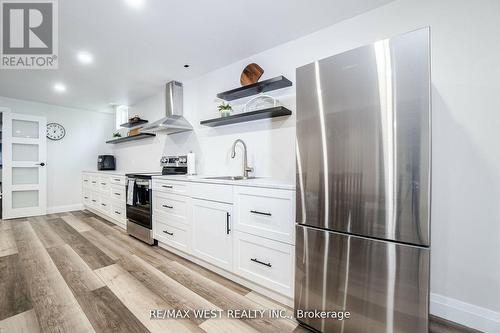 47 Bayshore Boulevard, Barrie, ON - Indoor Photo Showing Kitchen With Upgraded Kitchen