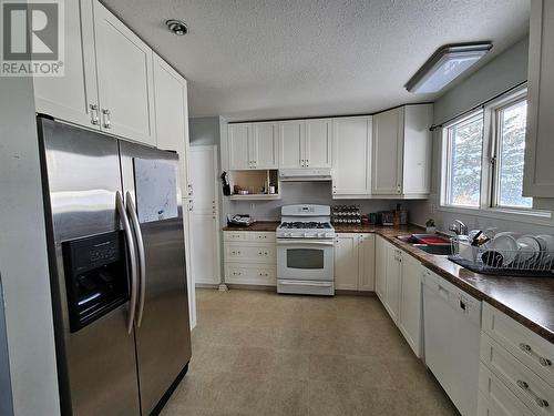 4909 44 Street Ne, Chetwynd, BC - Indoor Photo Showing Kitchen