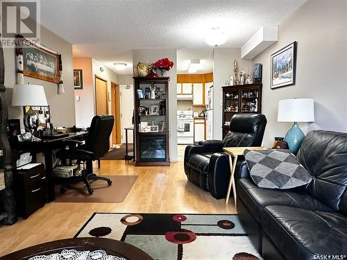 204 1002 108Th Street, North Battleford, SK - Indoor Photo Showing Living Room