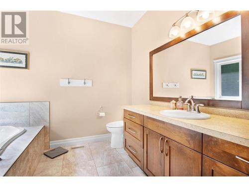 2592 Alpen Paradies Road Unit# 7, Blind Bay, BC - Indoor Photo Showing Bathroom