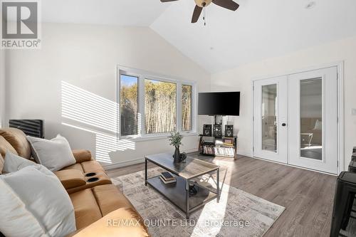 652 Shannon Road, Tyendinaga, ON - Indoor Photo Showing Living Room