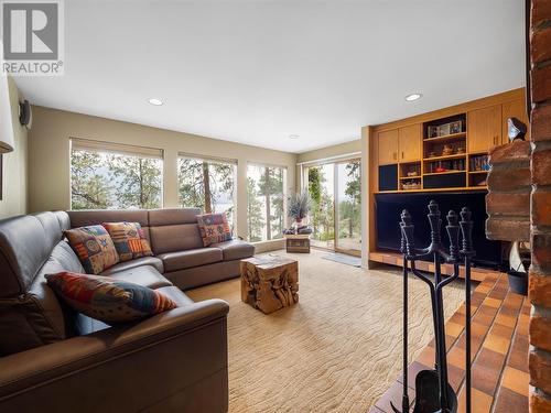 2765 Arthur Road, Kelowna, BC - Indoor Photo Showing Living Room