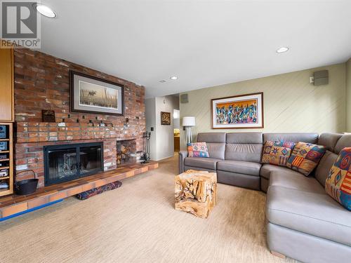 2765 Arthur Road, Kelowna, BC - Indoor Photo Showing Living Room With Fireplace