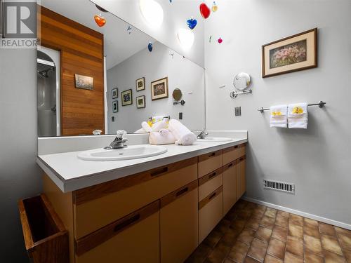 2765 Arthur Road, Kelowna, BC - Indoor Photo Showing Bathroom